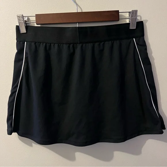 Nike Dri-Fit Women’s Size Medium Black and White Tennis Skort
